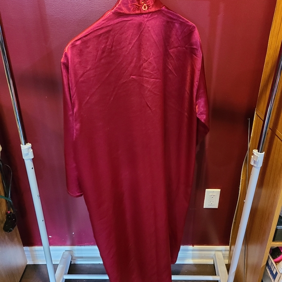Red robe - Picture 3 of 3